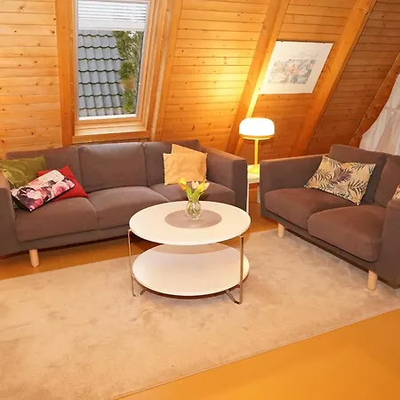 Zeltdachhaus Fuer Bis Zu 6 Personen